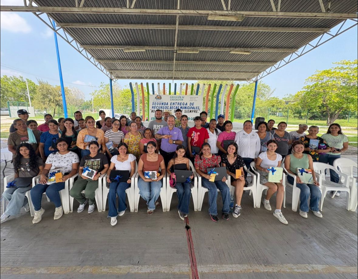 PROMUEVE FRANK DE LEON AVILA, MAS BECAS PARA ESTUDIANTES DE GOMEZ FARIAS.