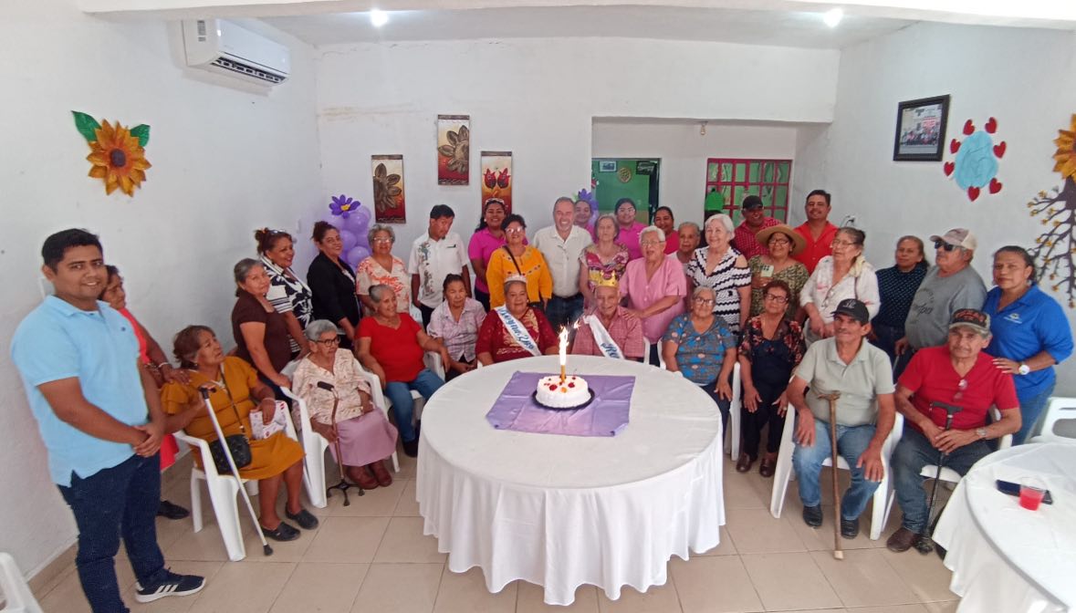 EMOTIVO FESTEJO A LOS ABUELITOS EN GOMEZ FARIAS, HACE EL ALCALDE FRANK DE LEON AVILA