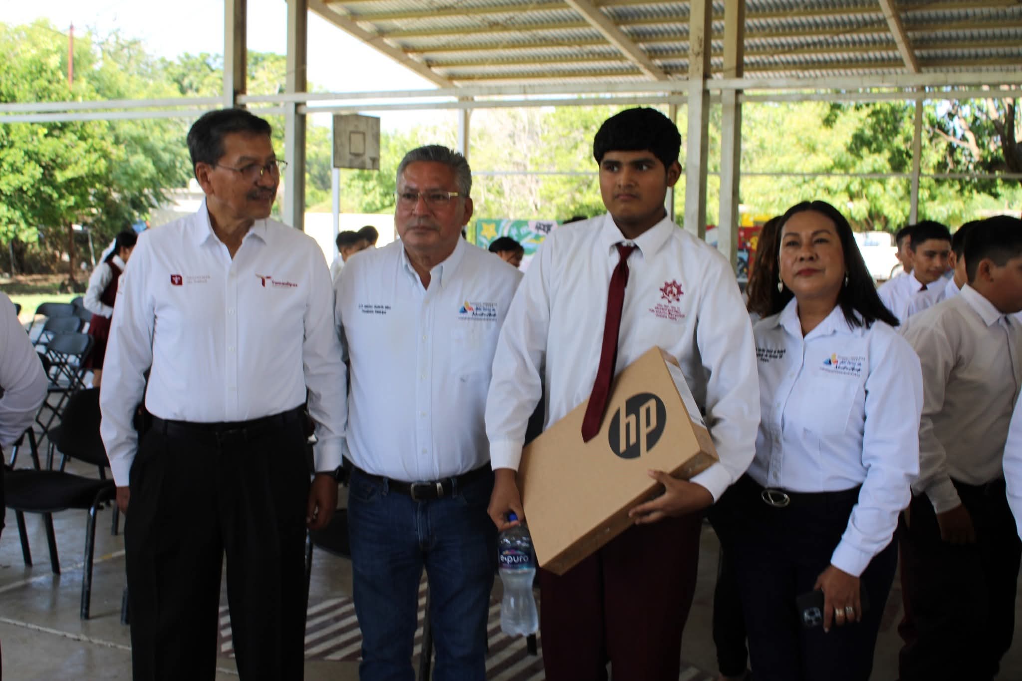 Entrega Melchor Budarth Báez, más beneficios a Estudiantes de Ocampo.