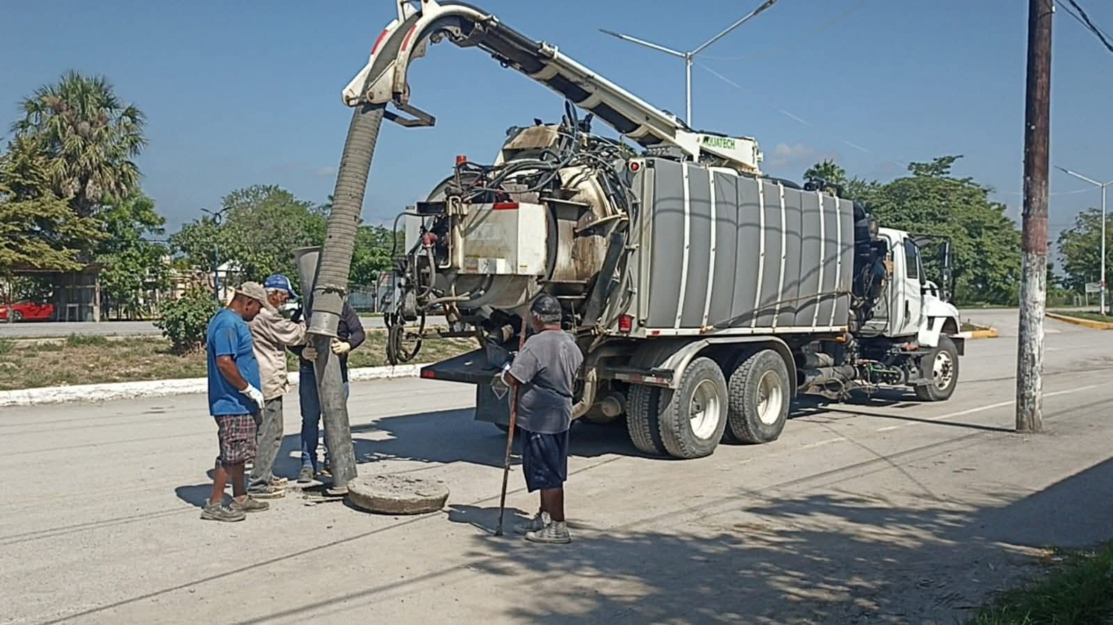 Mejora sistema de la red de drenaje en Loma Alta, el alcalde Frank de León Ávila supervisa los trabajos.