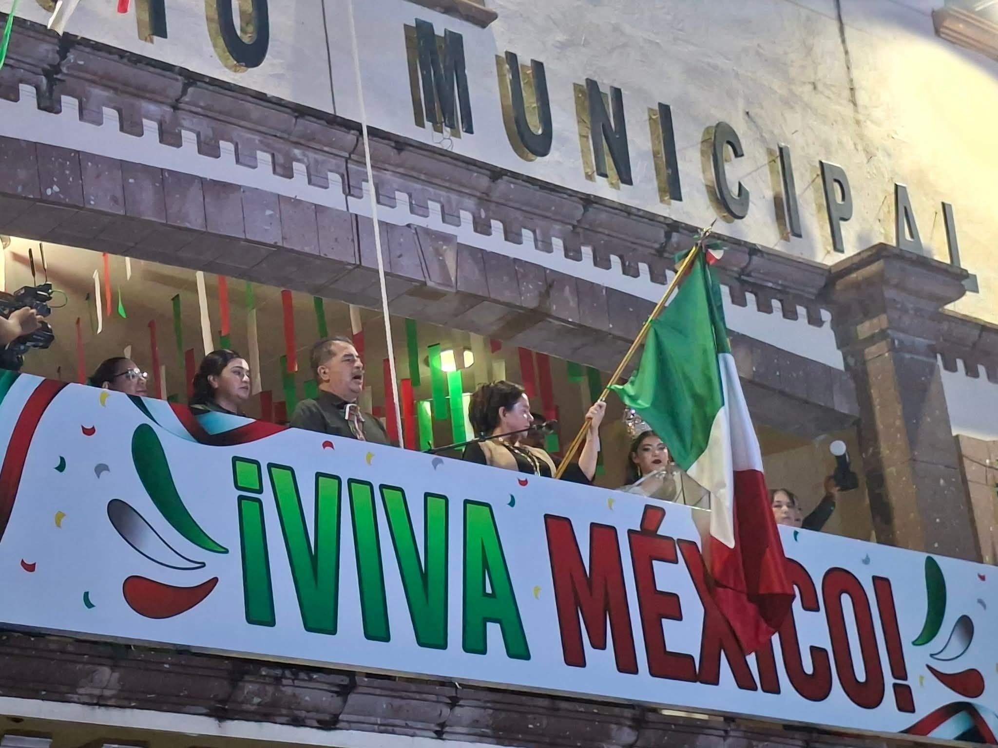 Mariela Lopez Sosa, da el grito de Independencia ante un pueblo unido y patriota