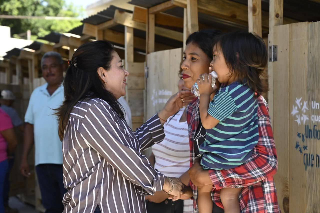 Mariela López Sosa entrega 13 letrinas a familias de Xicoténcatl