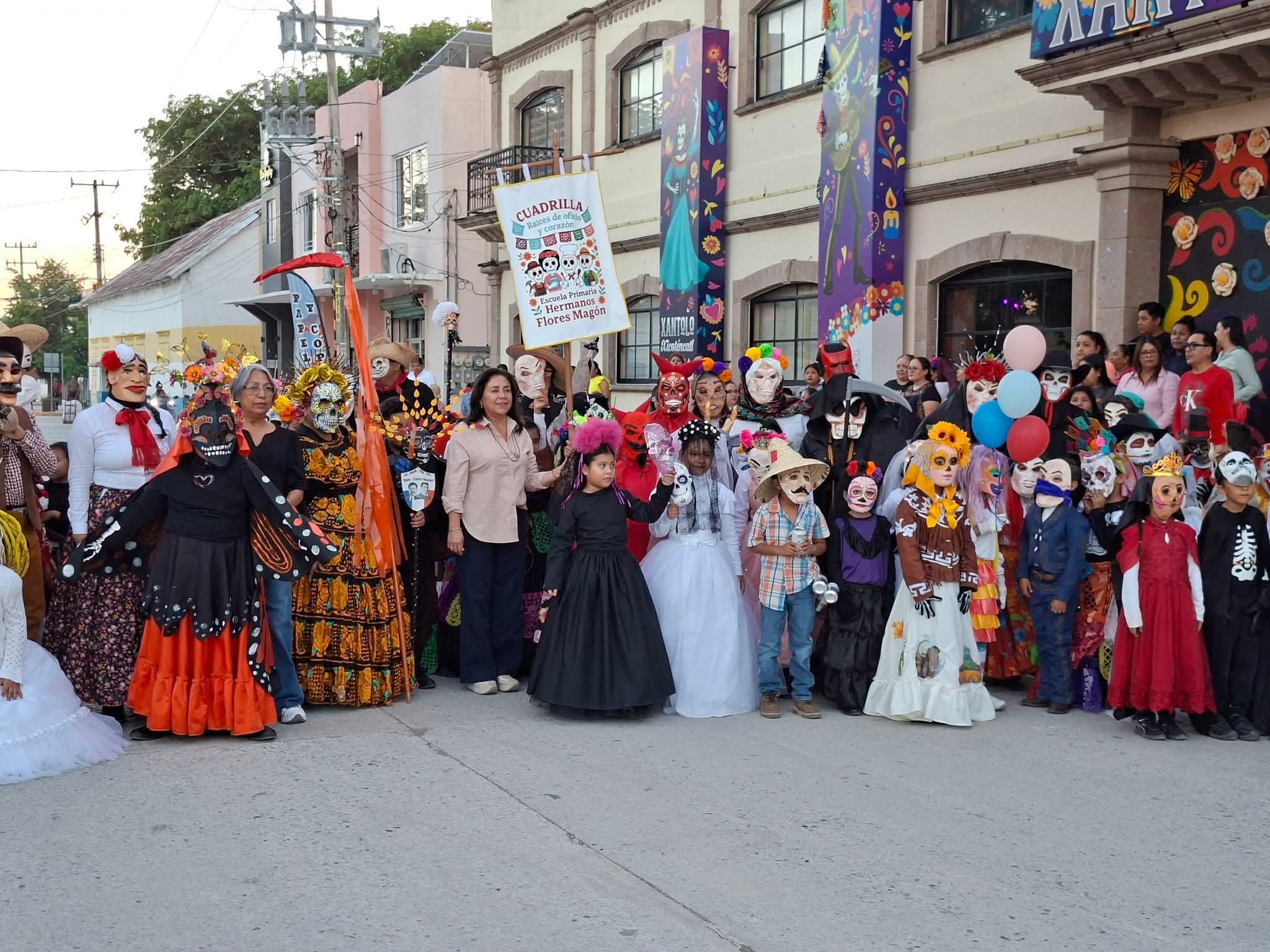 Preside Mariela Lopez Sosa, la excelente participacion de la Esc. Prim. Hermanos Flores Magon, en Xantolo 2025.