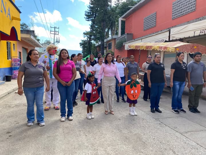 ENCABEZA MARTHA URESTI DE BUDARTH DESFILE CELEBRANDO EL DIA DE LA ALIMENTACION.