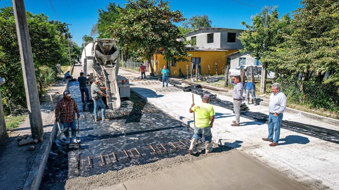 Supervisa Melchor Budarth Baez, importante obra de pavimentacion en Ocampo.