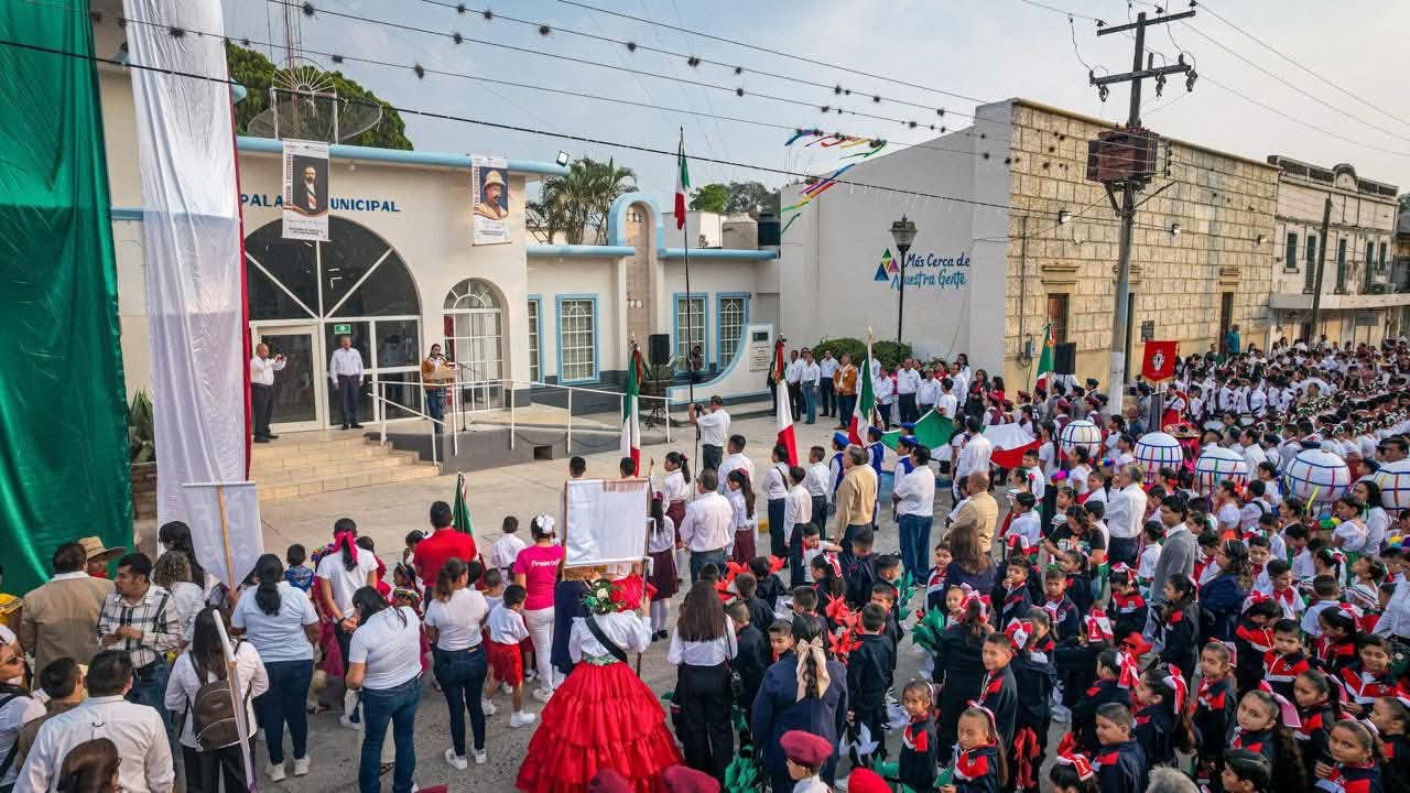 ENCABEZA MELCHOR BUDARTH BAEZ Y MARTHA URESTI DE BUDARTH, EL 115 ANIVERSARIO DE LA REVOLUCION MEXICANA.
