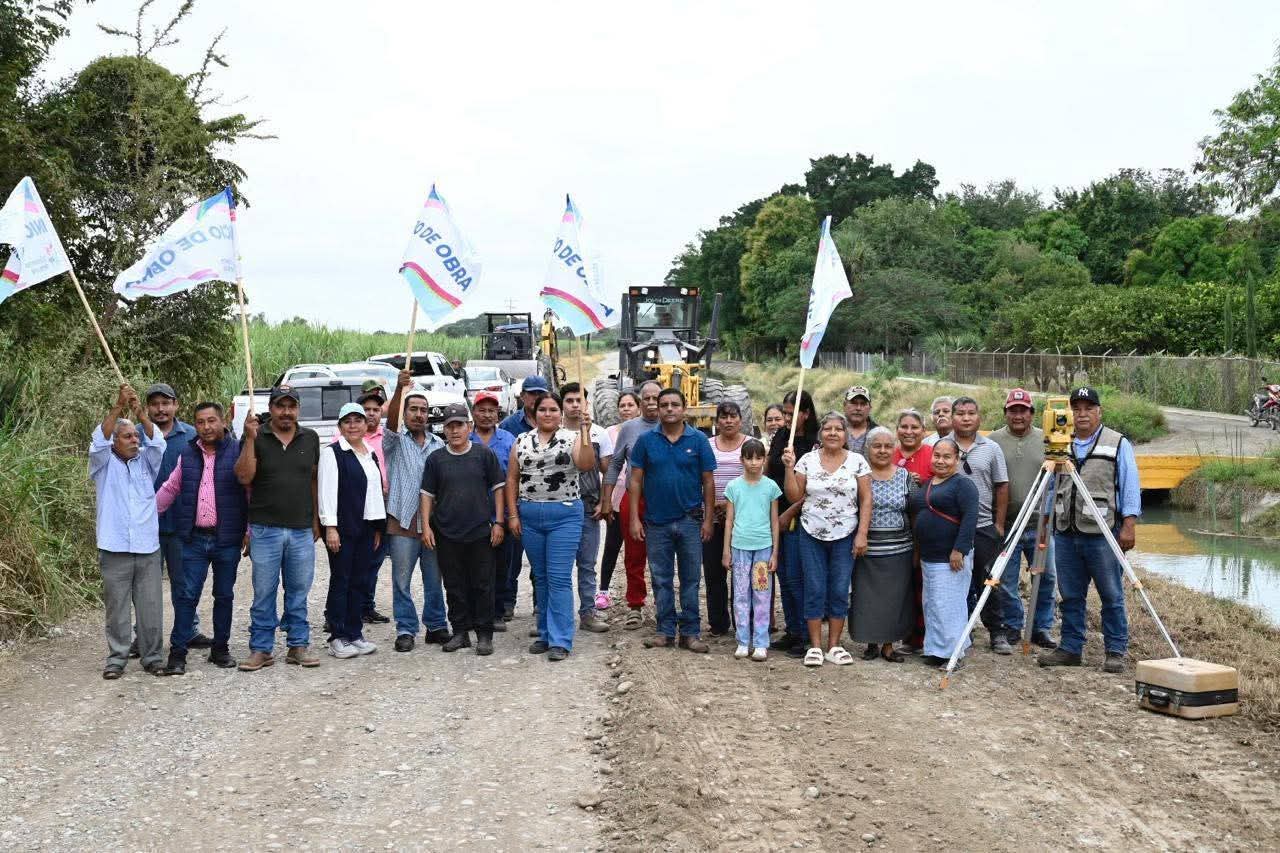 Pone en Marcha Mariela Lopez Sosa la pavimentacion asfaltica de camino acceso al Ej. Moctezuma en XICO