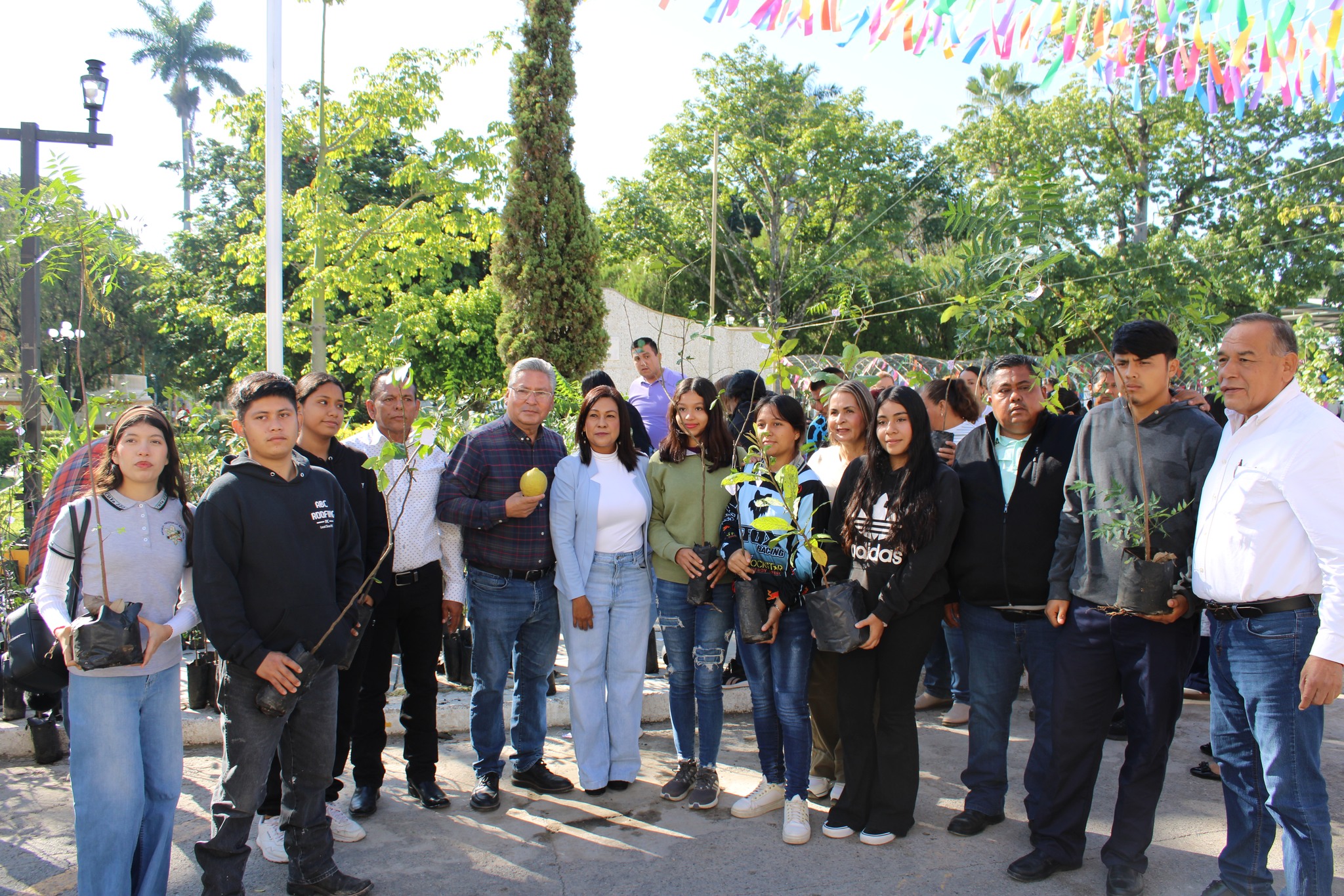 BUSCAN MELCHOR BUDARTH BAEZ Y MARTHA URESTI DE BUDARTH, LA ADOPCION DE ARBOLES, PARA REFORESTAR AL MUNICIPIO,