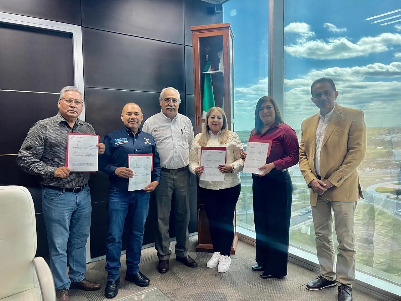 FIRMA IMPORTANTE CONVENIO EL ALCALDE MELCHOR BUDARTH BAEZ CON SECRETARIA DE DESARROLLO RURAL, PESCA Y ACUACULTURA.