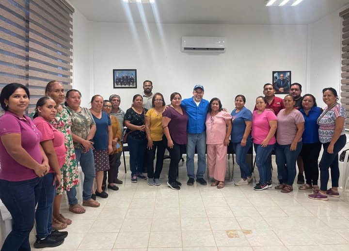 DIALOGO FRANCO CON HABITANTES DE LA COLONIA VILLA JARDIN, TIENE EL ALCALDE FRANK DE LEON AVILA.