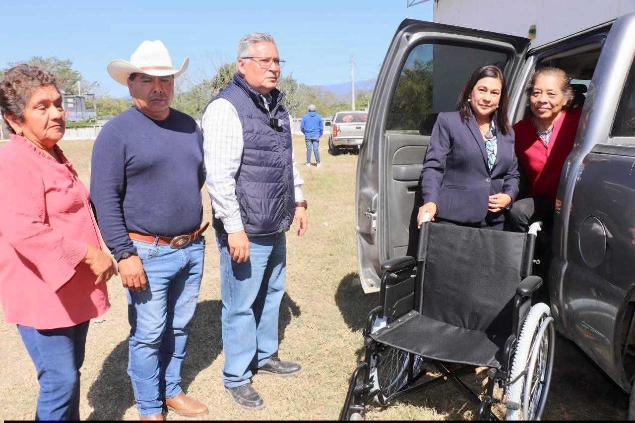 MARTHA URESTI DE BUDARTH AL PENDIENTE DE SUS GENTE, ENTREGO APARATOS FUNCIONALES.