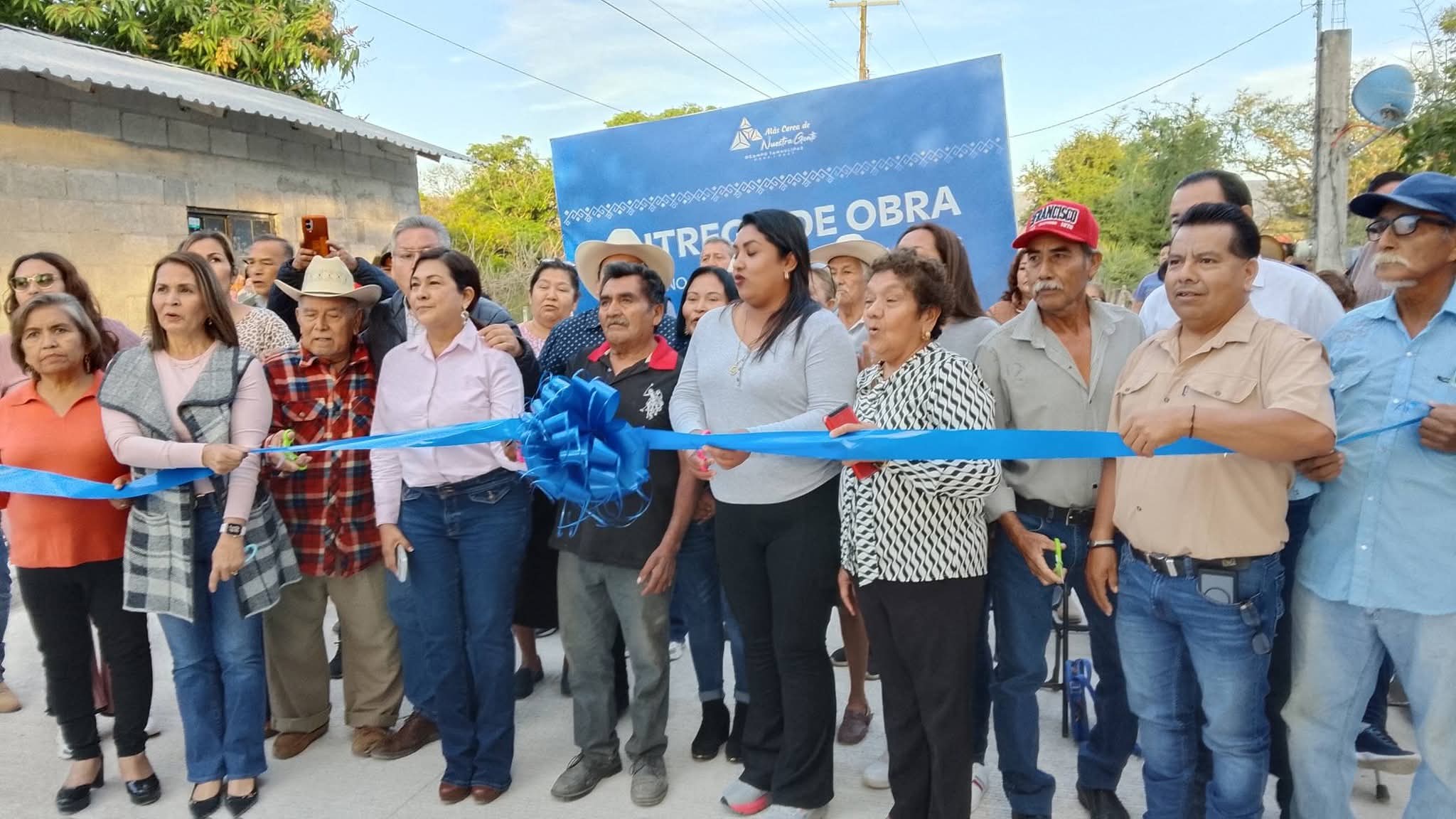 Entrega Melchor Budarth Baez y Martha Uresti de Budarth, importante obra de Pavimentacion en la Col. Milpa Vieja.