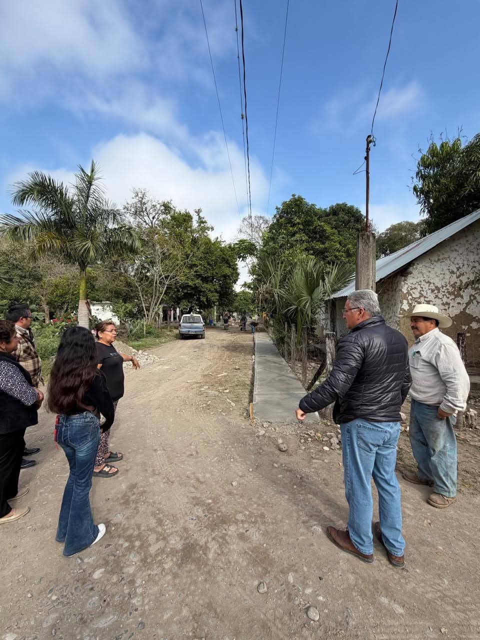 Melchor Budarth Baez, supervisa la construcción de cordones y banquetas en la.col. Paso Ancho.