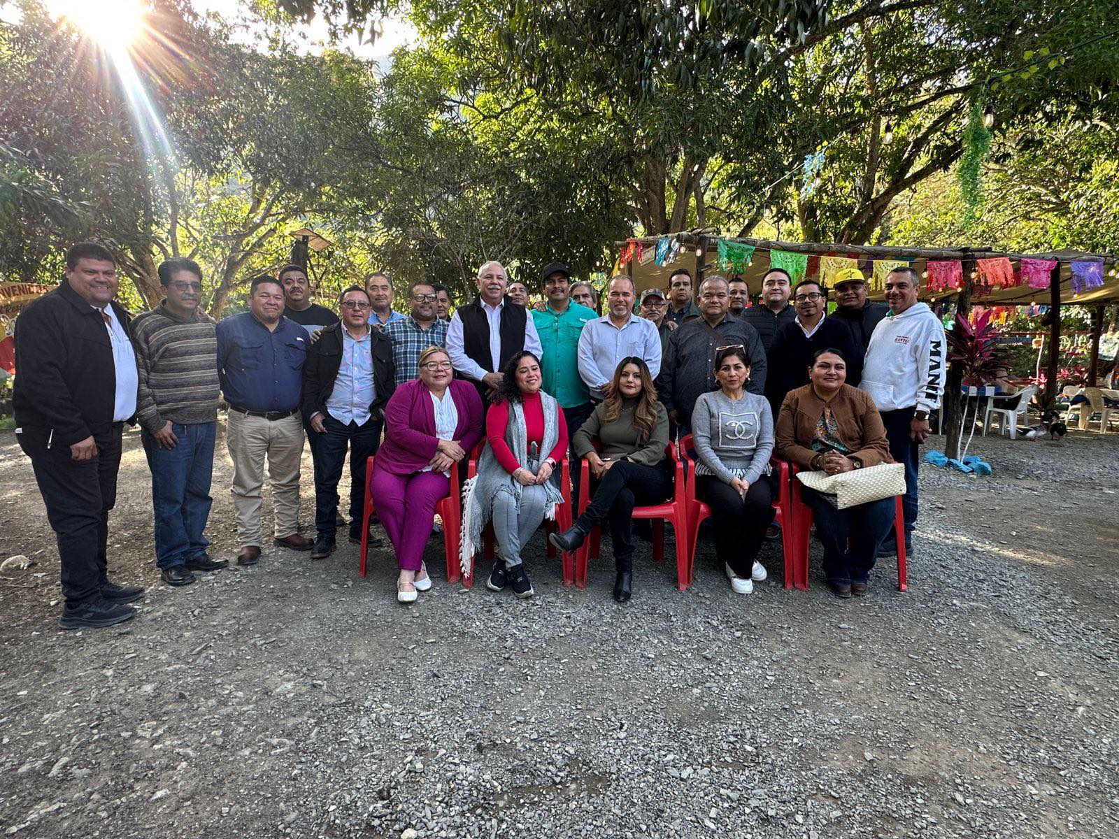 RECONOCE FRANK DE LEON EL TRABAJO DE LOS Y LAS PERIODITAS DE EL MANTE Y LA REGION.