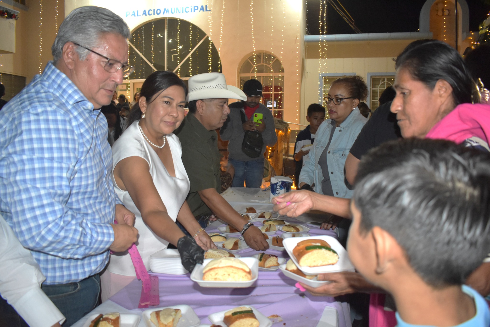 INICIA MELCHOR BUDARTH BAEZ Y MARTHA URESTI DE BUDARTH, CON UNA FRANCA COMUNICACION CON SU PUEBLO.