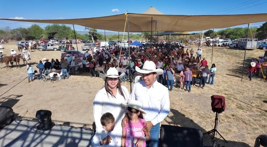 Con gran cabalgata y baile popular, celebrando el cumpleaños de Gabriel Cabrera en Llera.