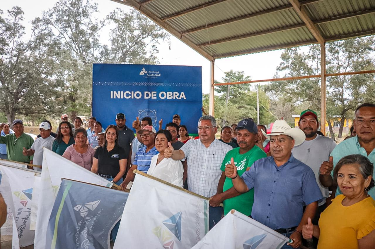 MELCHOR BUDARTH BAEZ Y MARTHA URESTI DE BUDARTH, PONEN EN MARCHA IMPORTANTE OBRA EN EL EJIDO PUEBLO VIEJO DE OCAMPO.