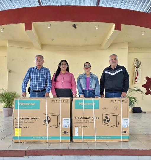 ENTREGAN DOS AIRES ACONDICIONADOS, EX ALUMNAS DE LA ESCUELA SECUNDARIA TECNICA 38. GRAL Y LIC. AARON SAENZ GARZA.