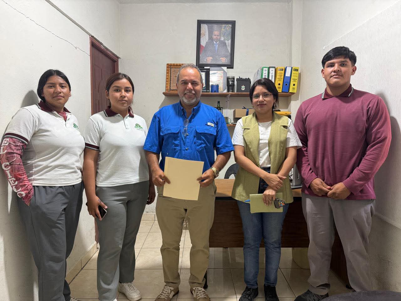 ALUMNOS DEL TELEBACHILLERATO EN GOMEZ FARIAS, INVITAN A FRANK DE LEON AVILA COMO SU PADRINO DE GENERACION.