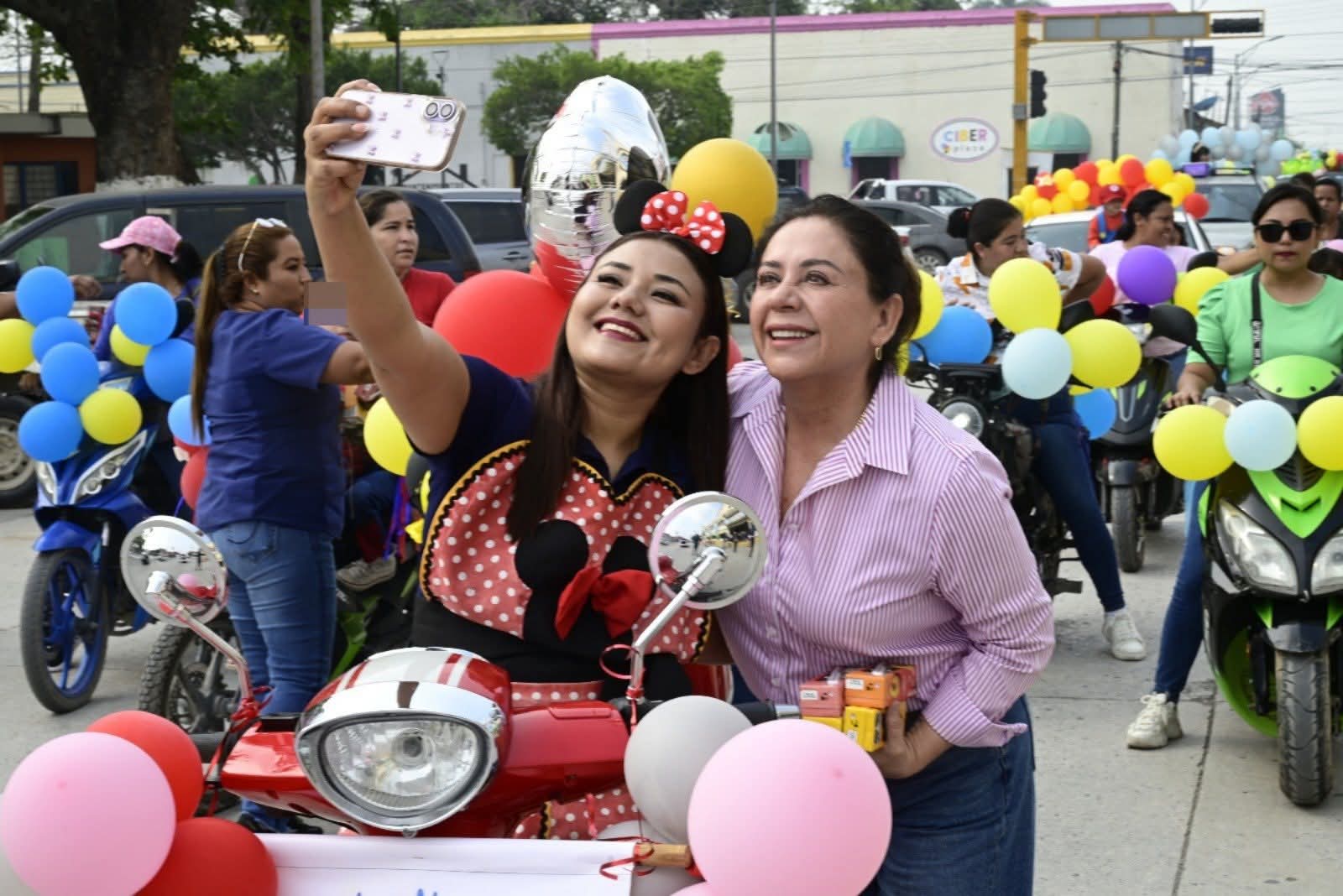 MARIELA LOPEZ SOSA, EN FRANCA CONVIVENCIA CON LA NIÑEZ DE XICO.