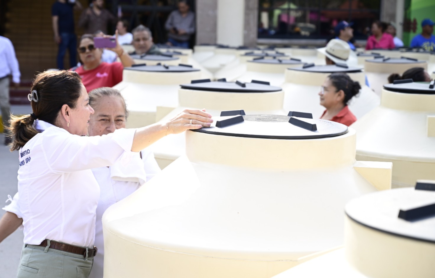 Mariela Lopez Sosa Entrega Segunda Etapa de Tinacos, de 1,200 litros en Xicoténcatl.
