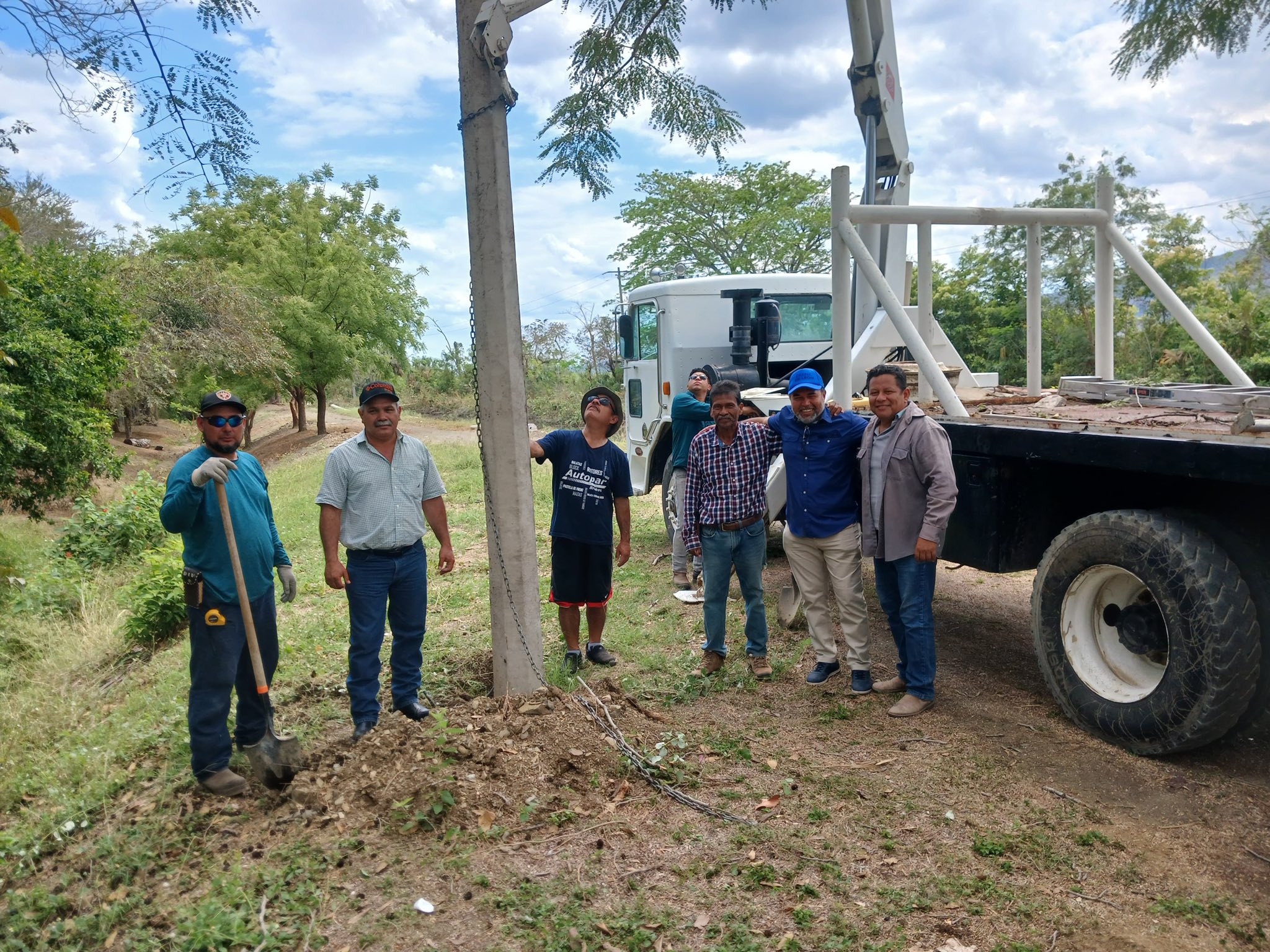 SUPERVISA EL ALCALDE FRANK DE LEON AVILA, LA OBRA DE INSTALACION DE POSTERIA PARA ALUMBRADO PUBLICO, EN EL EJ. PLAN DE GUADALUPE.