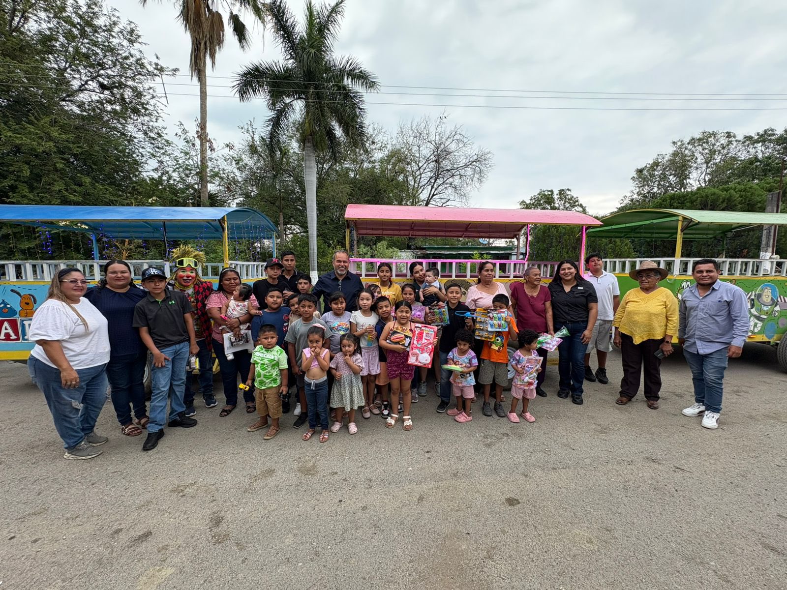 TODOS FELICES Y CONTENTOS EN GOMEZ FARIAS, EL ALCALDE FRANK DE LEON AVILA, CONVIVE CON LOS NIÑOS EN LA CELEBRACION DEL DIA DEL NIÑO.