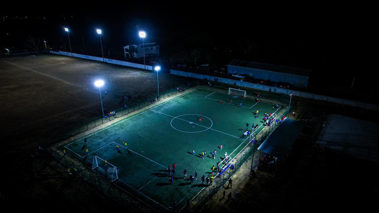 LOGRA MELCHOR BUDARTH BAEZ, TRANSFORMAR LA UNIDAD DEPORTIVA QUE HOY LUCE CON MUCHA ILUMINACION.