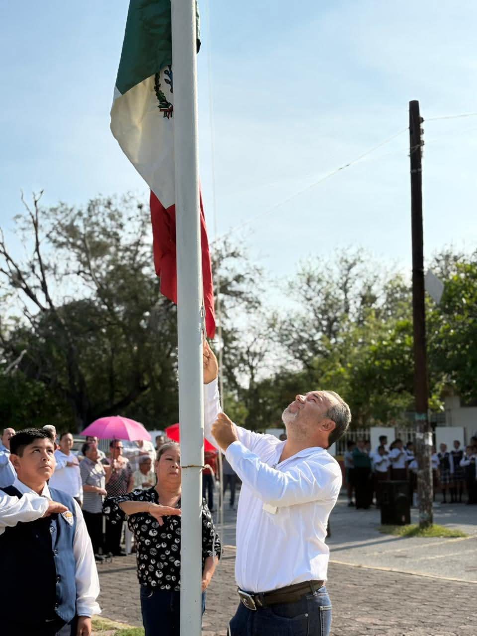 ENCABEZA FRANK DE LEON AVILA, PARADA CIVICA DEL 5 DE MAYO.