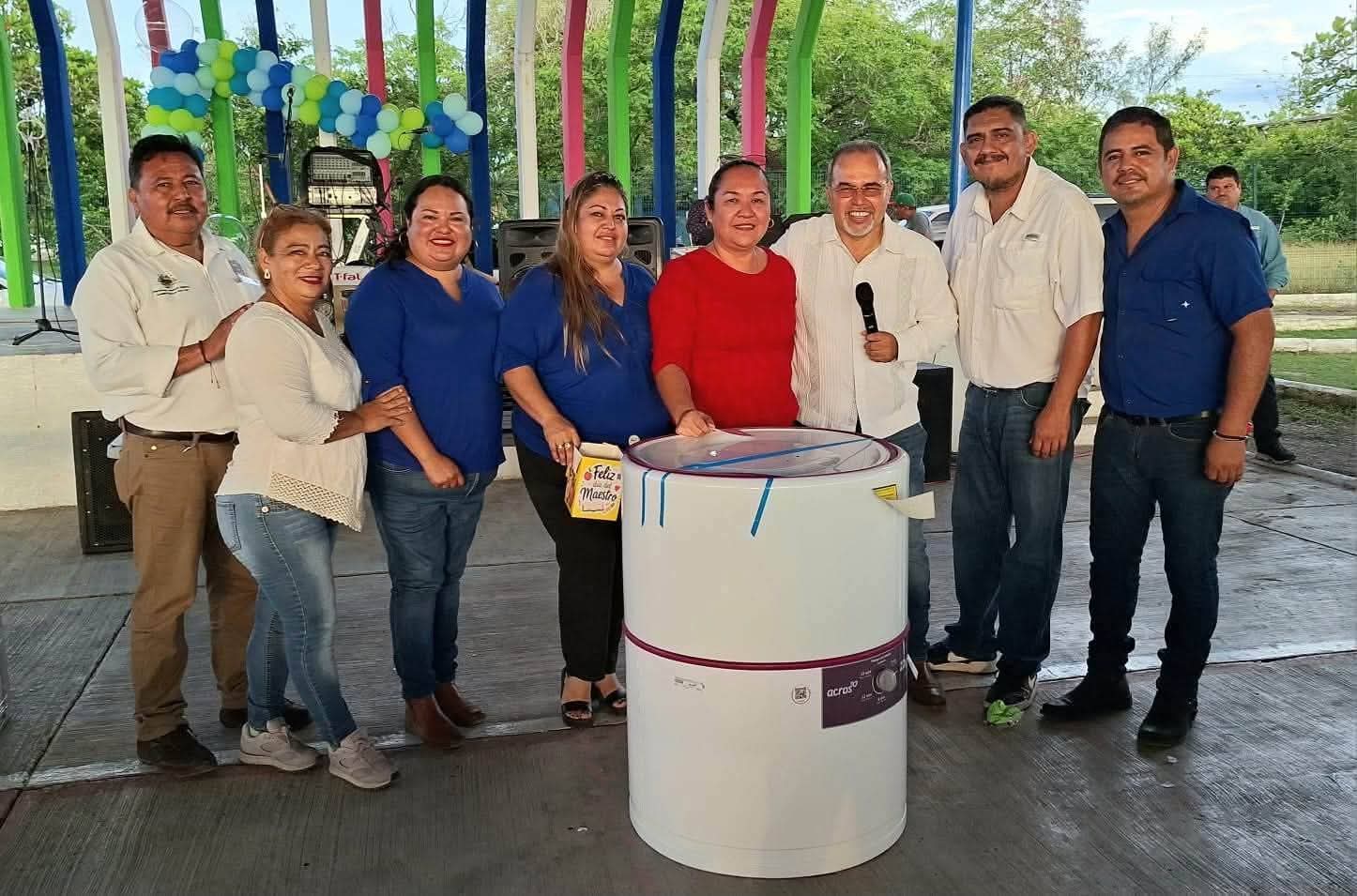 FRANK DE LEON RECONOCE EL TRABAJO DE LOS MAESTROS DE GOMEZ FARIAS.