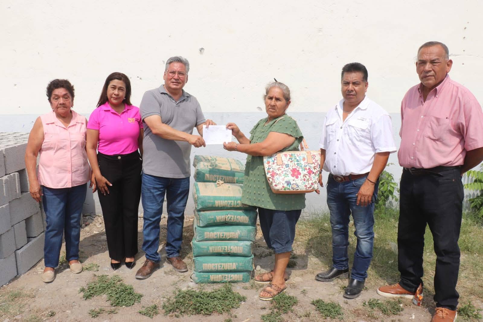 MELCHOR BUDARTH BAEZ, ENTREGA APOYOS PARA MEJORAR LA VIVIENDA EN OCAMPO.