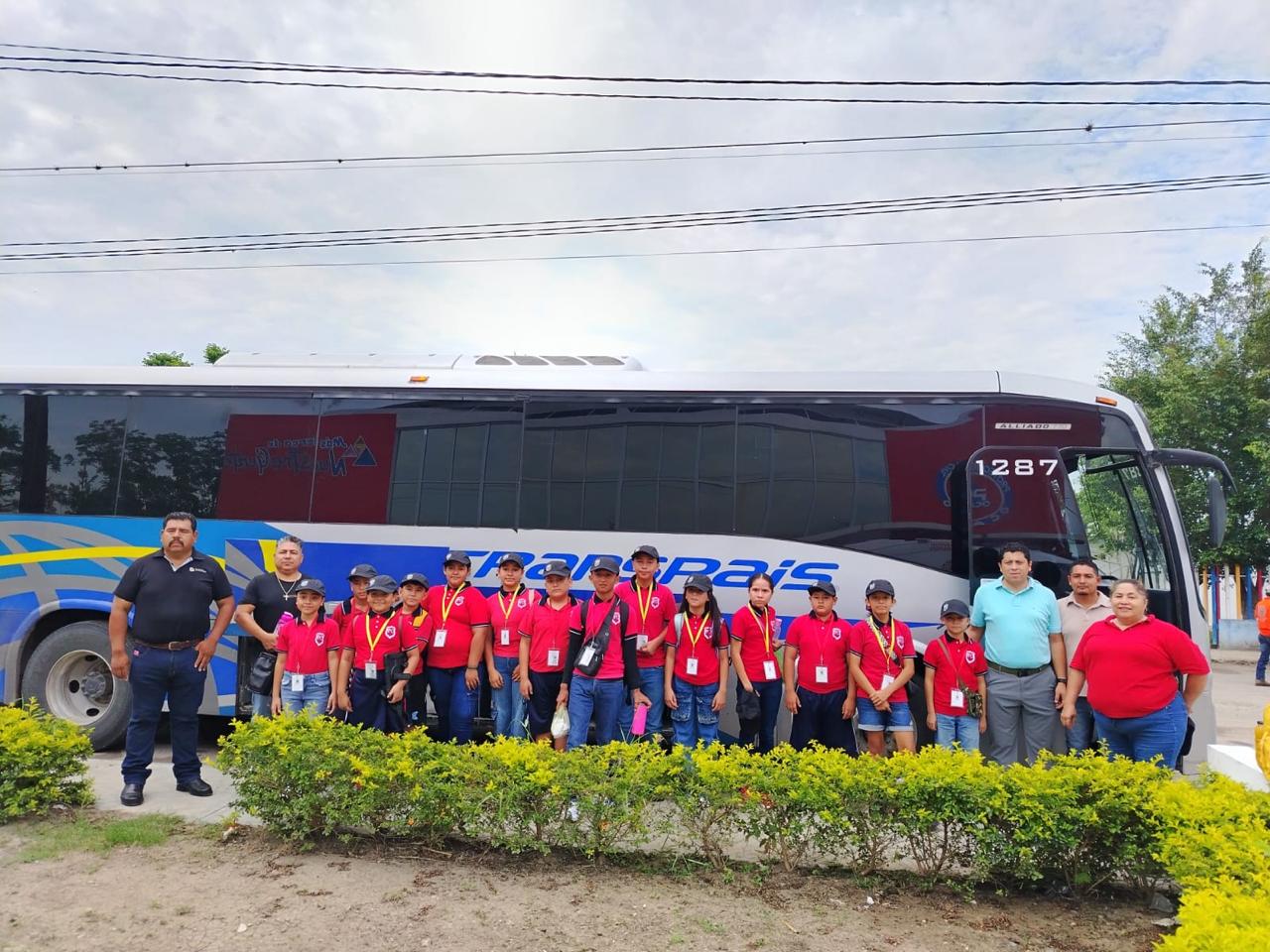 OTORGA MELCHOR BUDARTH BAEZ Y MARTHA URESTI DE BUDARTH APOYO A ESTUDIANTES DE OCAMPO.