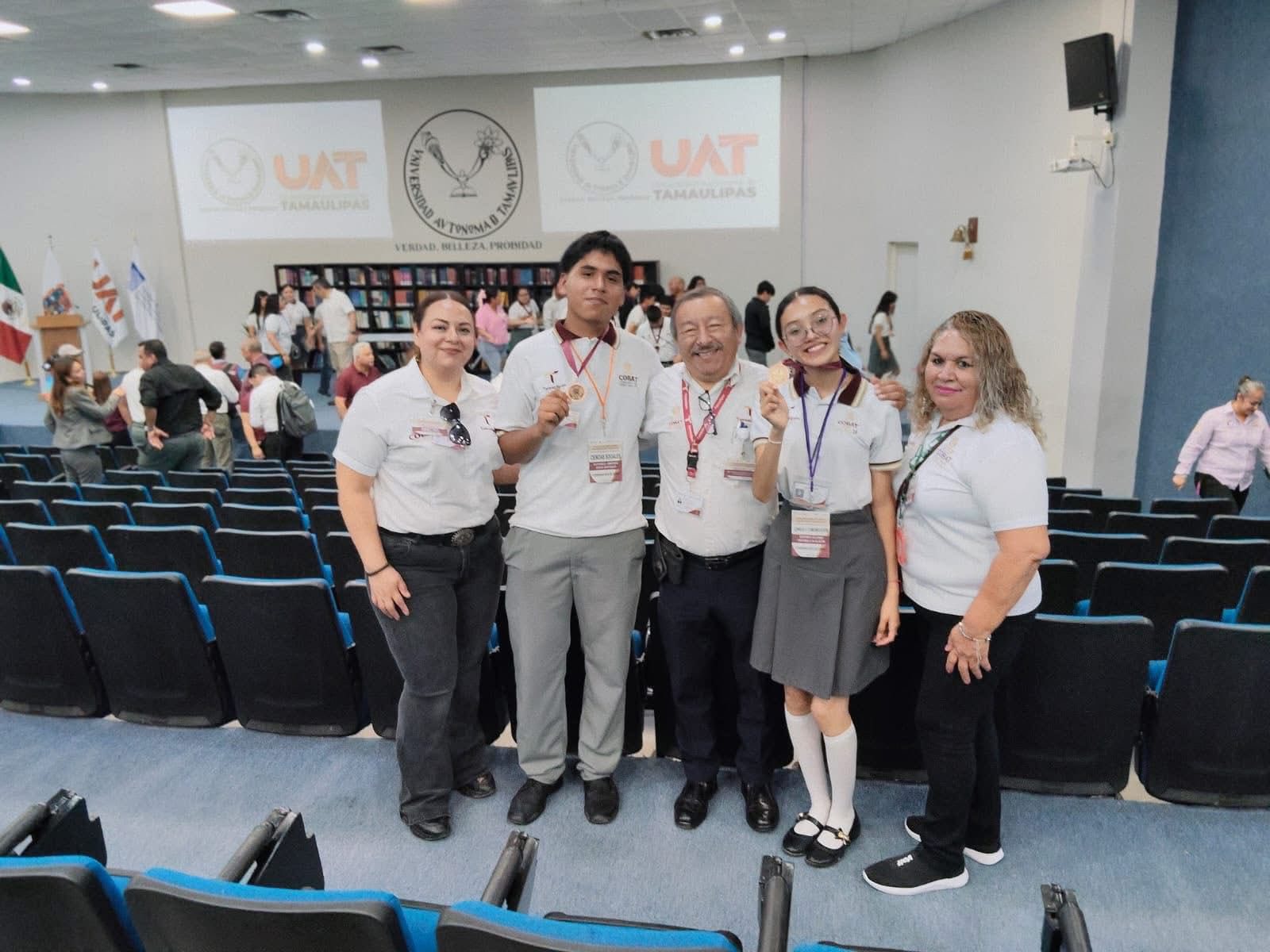 LOGRA ALUMNO DEL CEMSADET 35 DE GOMEZ FARIAS, HONROSO TERCER LUGAR ESTATAL. FRANK DE LEON AVILA, OTORGA UNA CALUROSA FELICITACION.