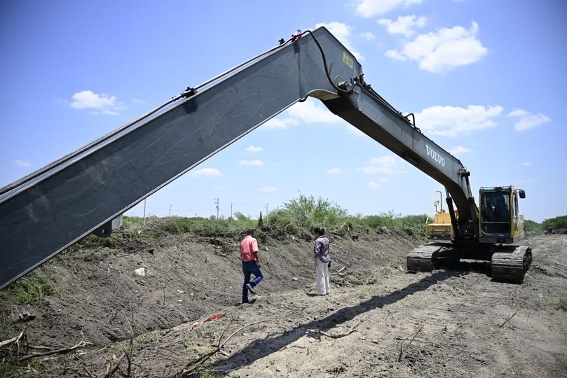 Supervisa Mariela López Sosa limpieza y desazolve en canal de aguas residuales
