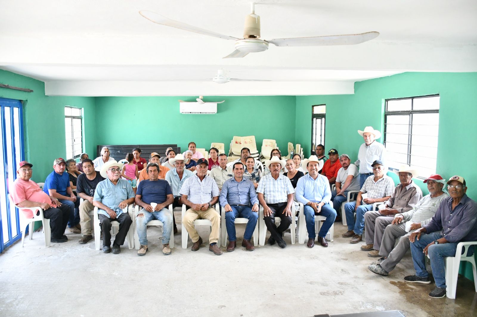 FRANCO DIALOGO DE MOISES BORJON OLVERA CON SU GENTE DEL EJIDO MARIANO ESCOBEDO EN LLERA.