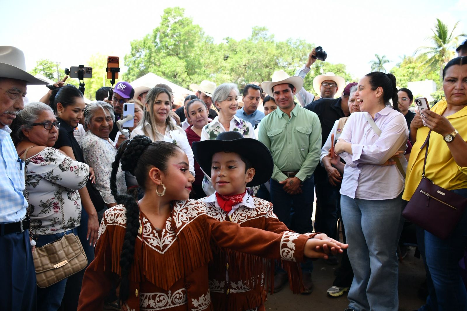 LLEGA A LLERA, LA CARAVANA «TRANSFORMANDO FAMILIAS».