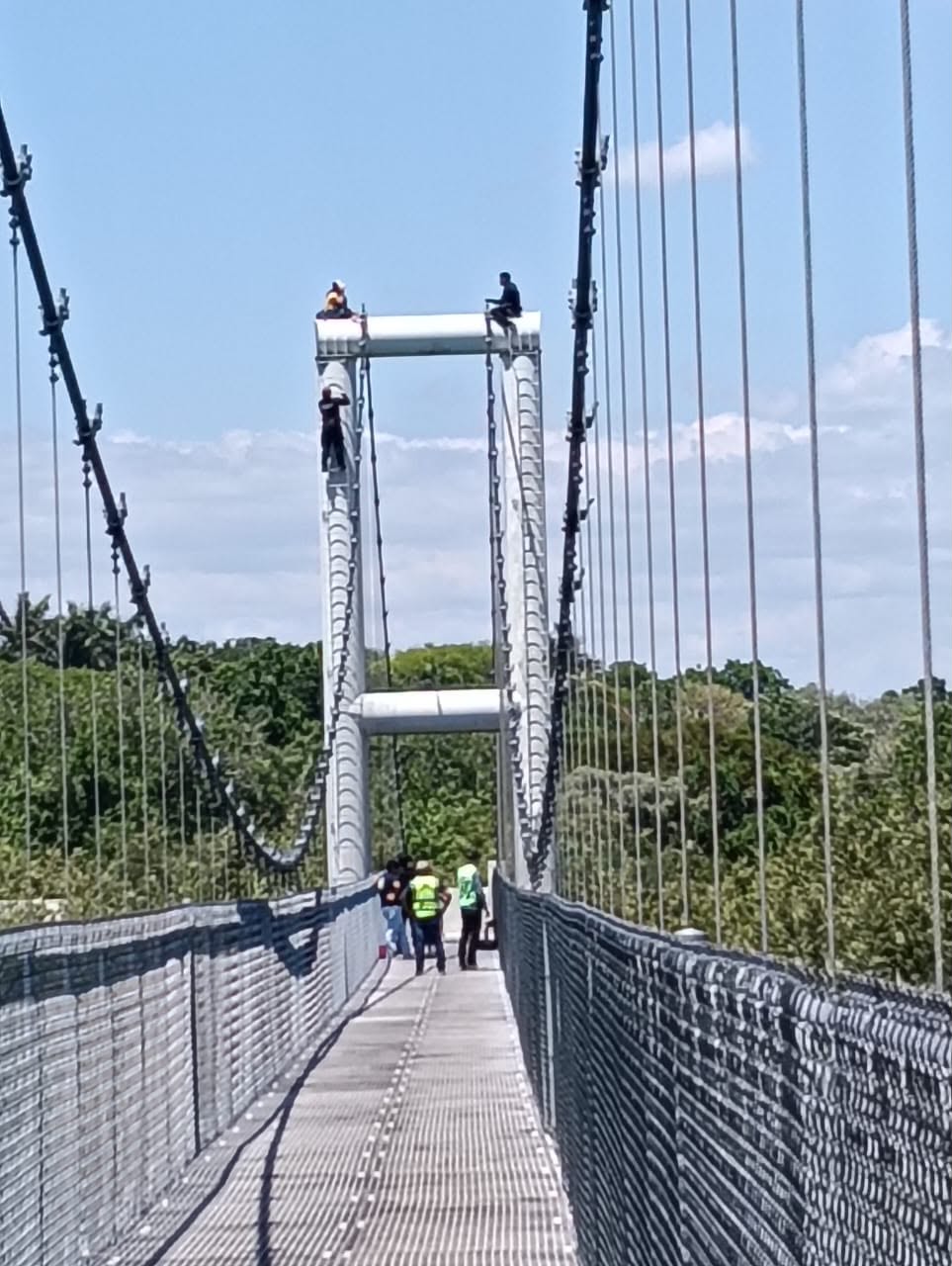 Arriesgan su vida para salvar otra en puente del Ejido Guadalupe
