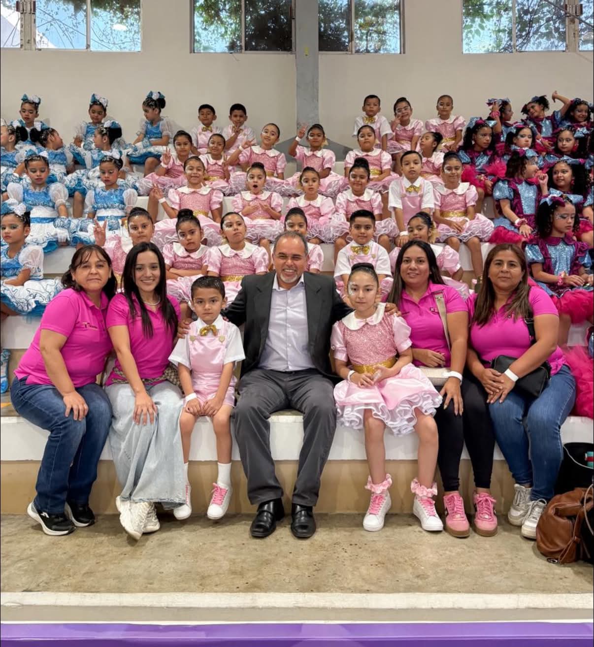 RECONOCE FRANK DE LEON AVILA, EL TRABAJO DE MAESTROS Y ESTUDIANTES, EN CONCURSO ESTATAL DE RONDAS INFANTILES.
